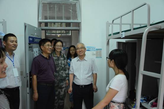 学院领导走访寝室.JPG